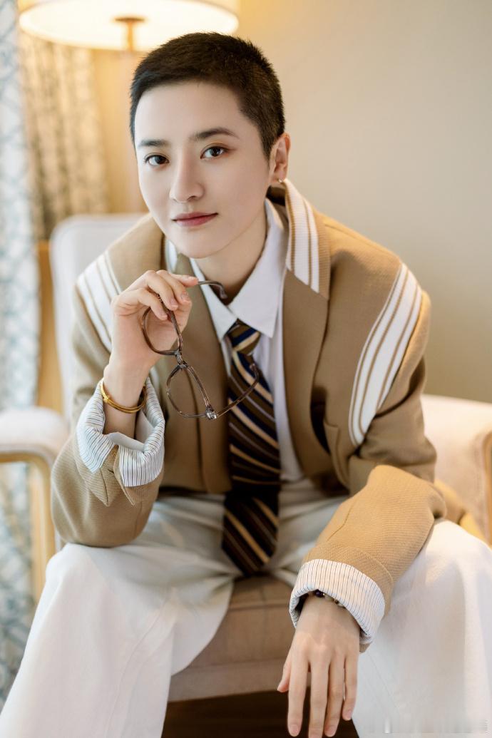 蒋一侨回应披哥第一位女主持人 从纠正 “刘涛老师是开创者”，到接梗 “短发 bu