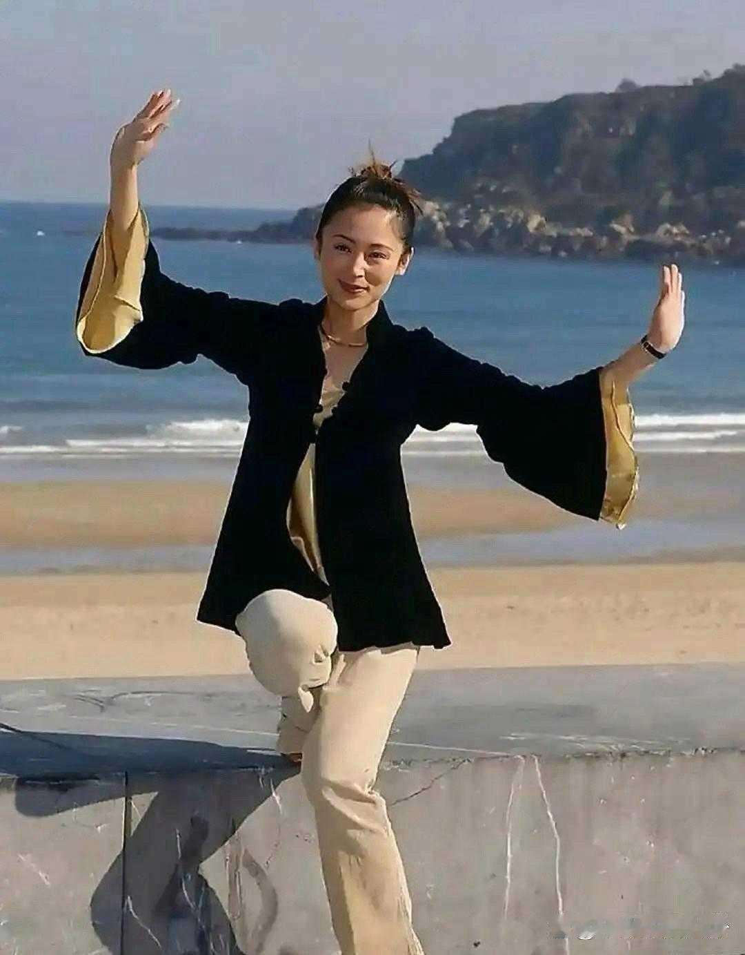 陈红年轻时的颜值真的惊为天人，明艳又大气，美得毫无死角，也难怪陈凯歌导演会这么心