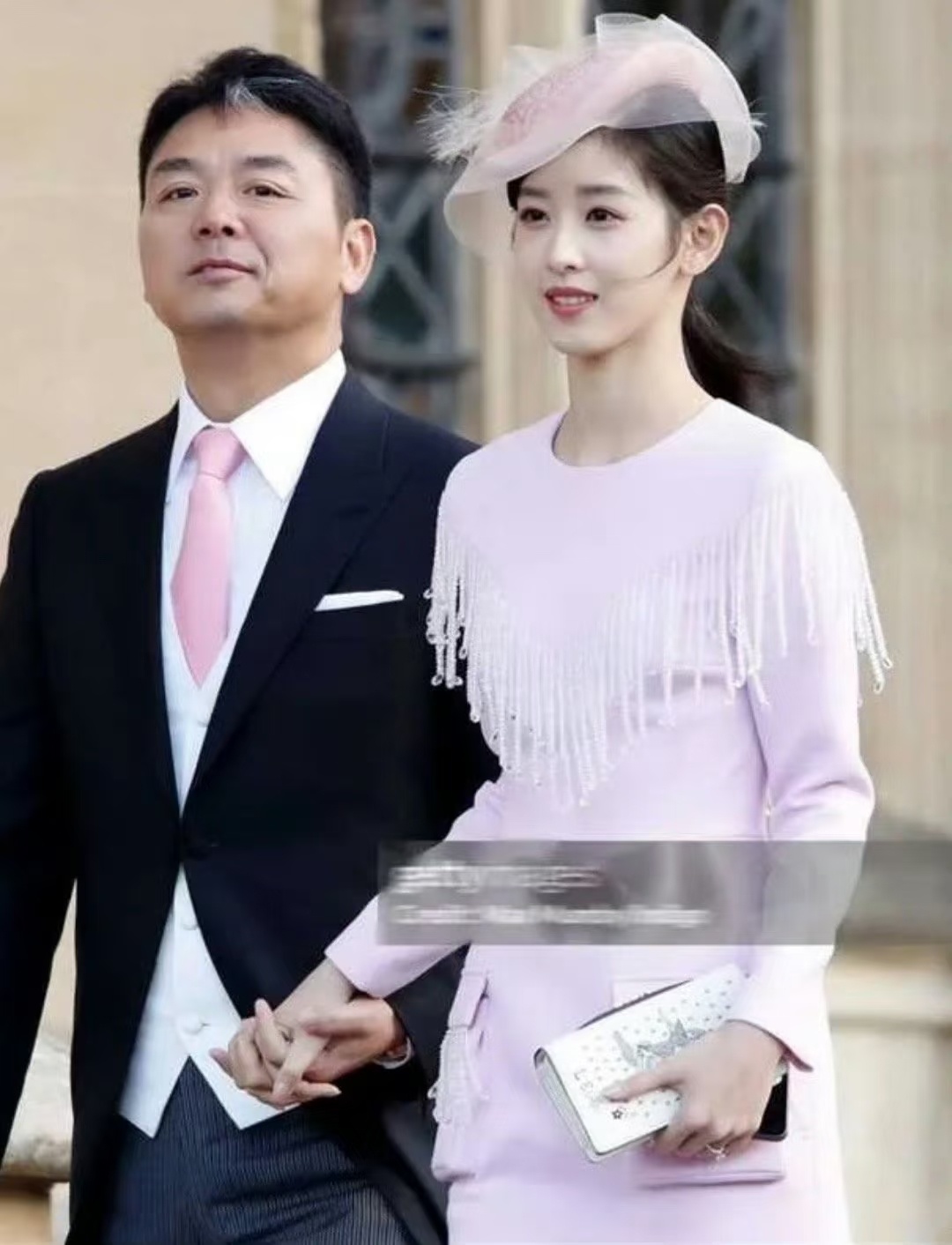 刘强东章泽天领证后合照曝光！刘强东当时41岁，章泽天还差1个月才满22岁，年龄相