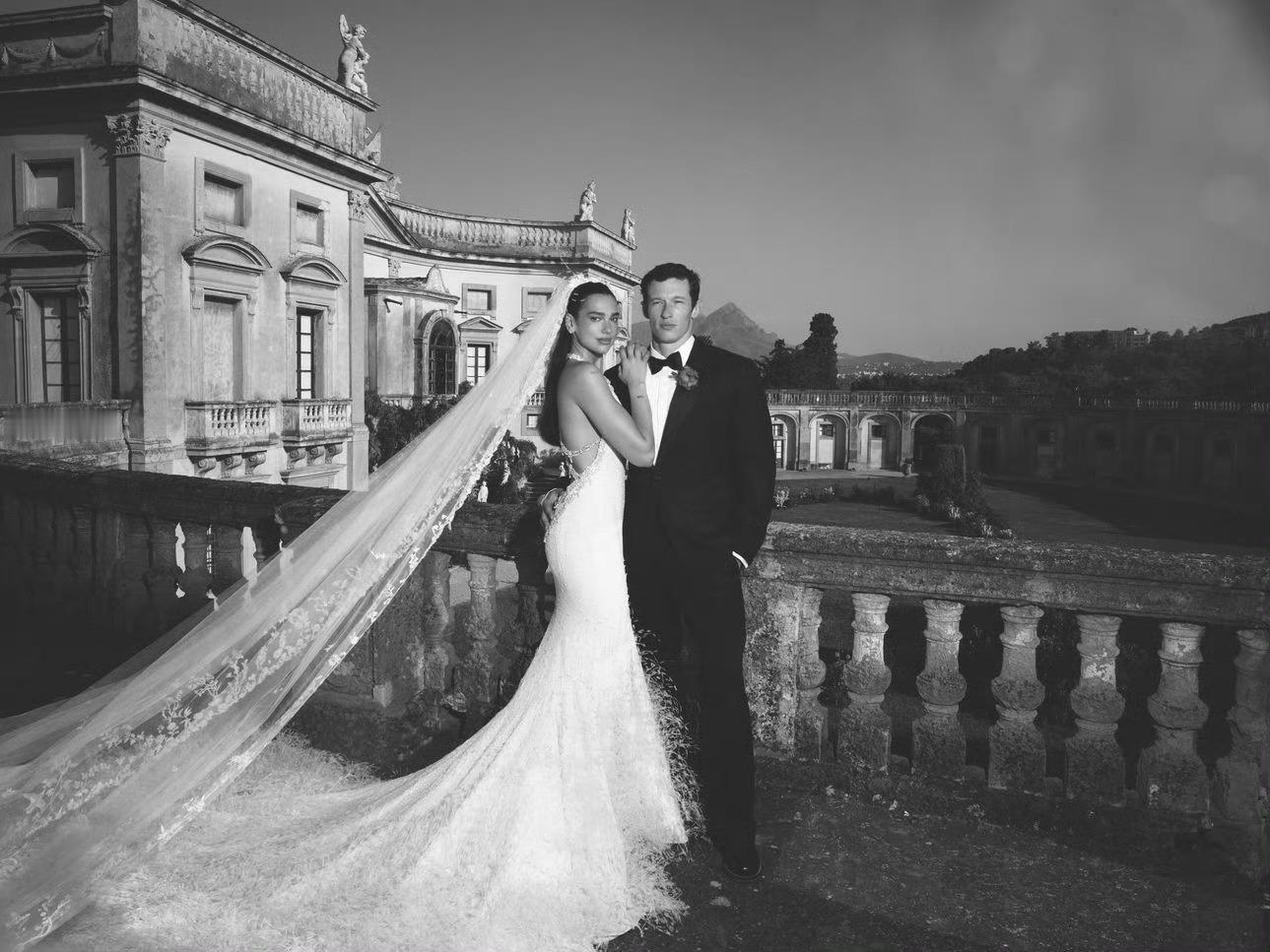 Dua Lipa 婚礼公开曝光的三套造型一览登记结婚：Schiaparelli 