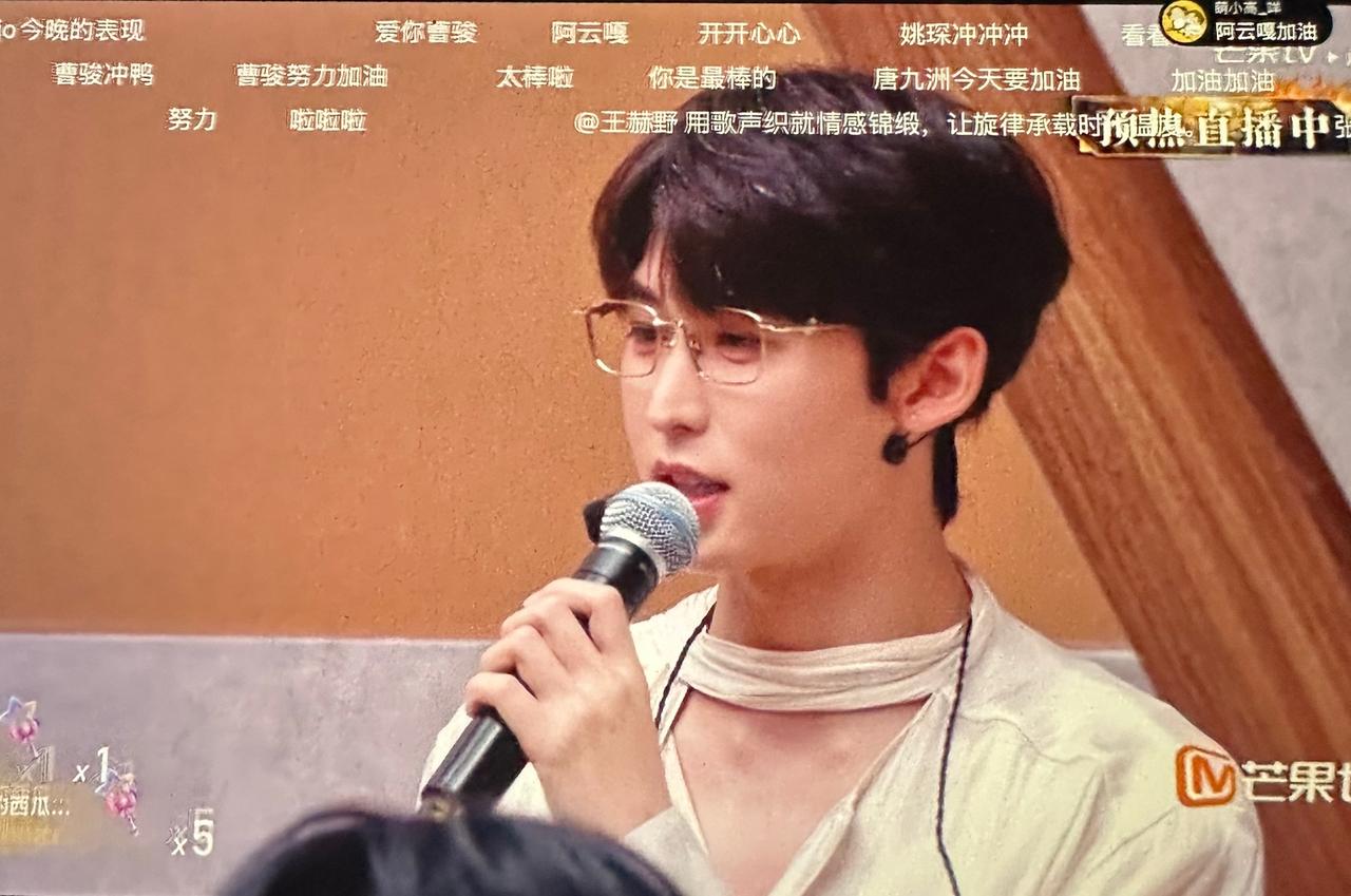 披哥直播中，唐九洲想拿欢子退赛的事开个玩笑。
没想到冷场了。
他说看到大家训练都