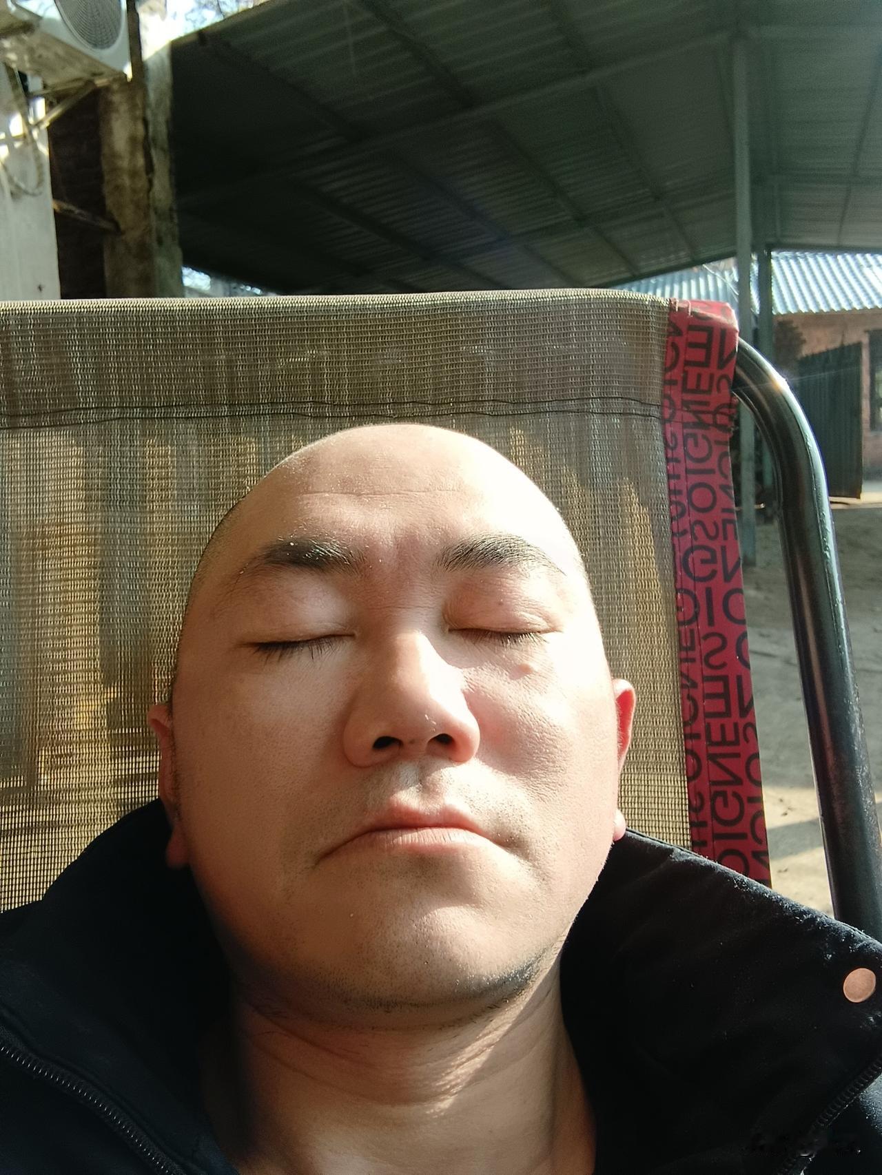 戒烟撞上感冒生病了理个光头晒太阳，下午洗个澡3点了，晒着热，潇湘还没入冬天吗？小