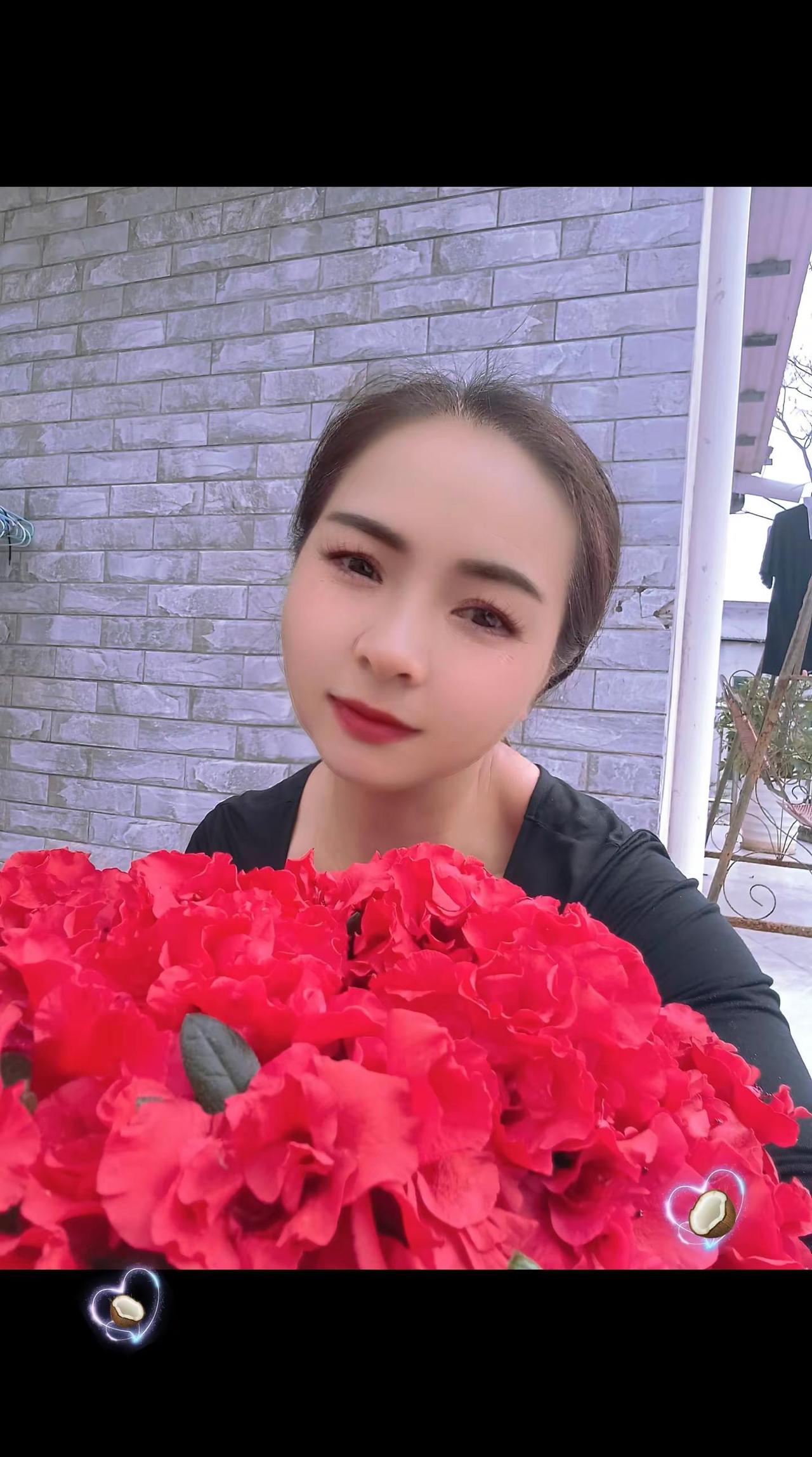 全网都在晒玫瑰花，我也来晒晒，我自己养的花，女神节快乐