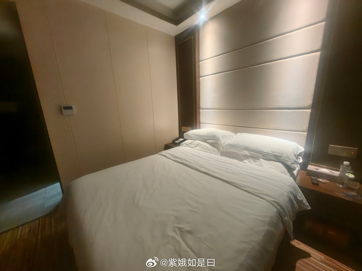 回到房间，看到床床觉得很亲切， 