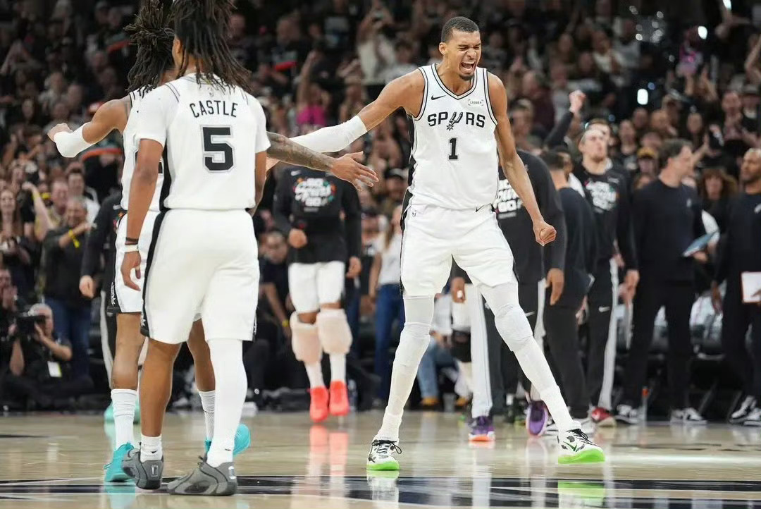 马刺全员可以出战西决G6迎战雷霆明日NBA西部决赛G6，马刺将在主场迎战雷霆。据