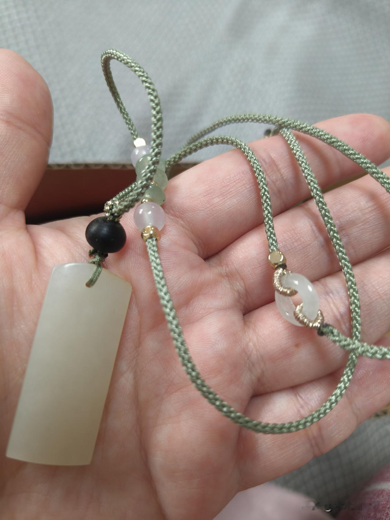 这个平安无事牌有粉粉买了，重新给他穿了个绳子，是不是好看很多？配了一颗沉香珠。[