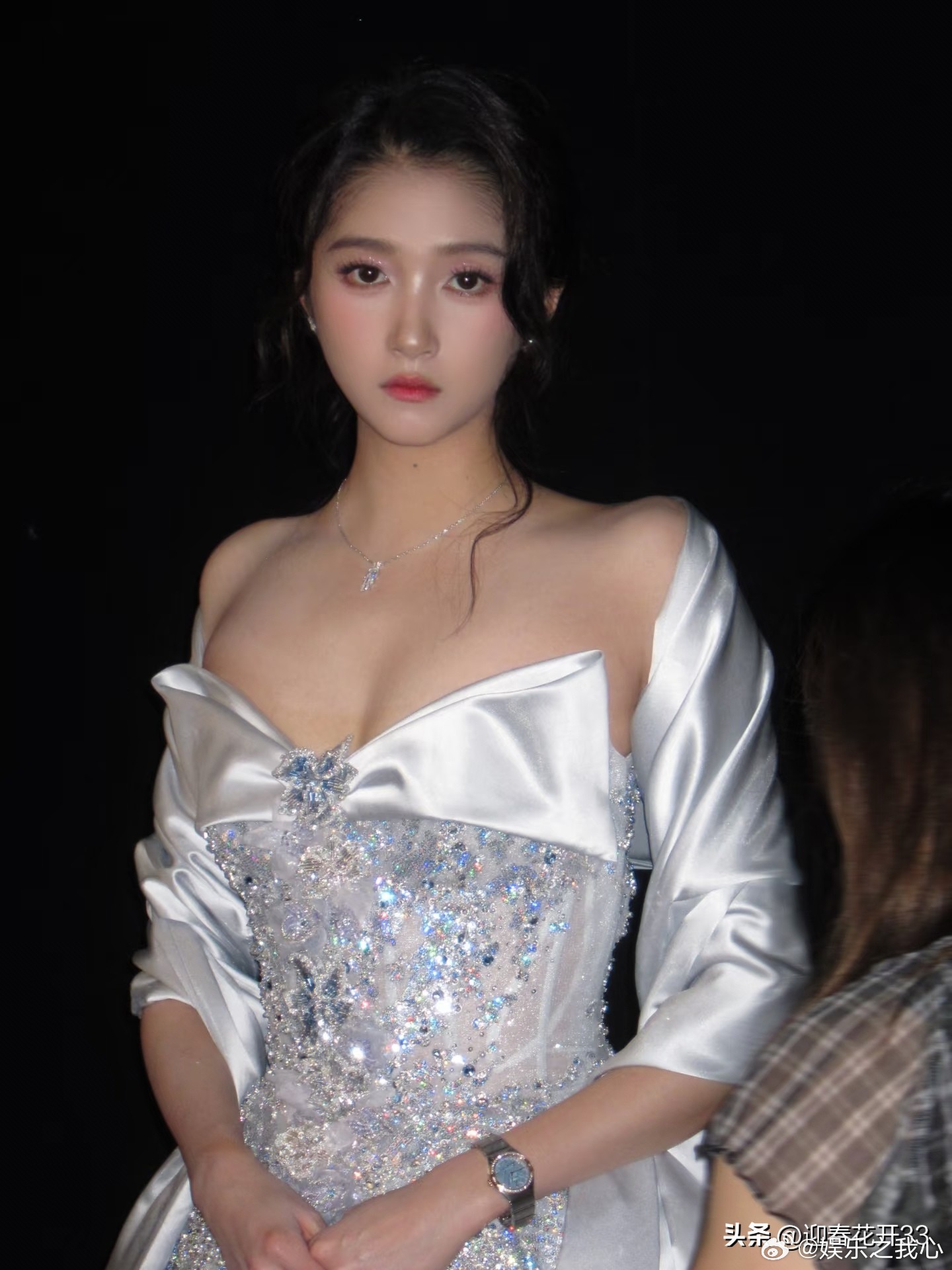 “国民闺女”关晓彤长大了。这次的银色礼服造型，活脱脱就是一个魅力四射的女神啊！关