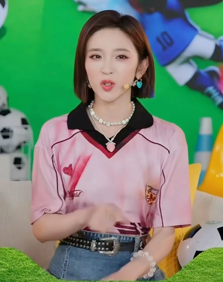 唐艺昕原来这么懂足球唐艺昕原来是资深球迷谁能想到小姐姐还是足球爱好者，侃侃而谈的