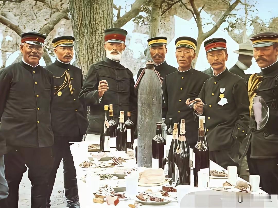 恶魔的合影

这张老照片拍摄于1905年，日俄战争结束后，日本高级将领庆祝胜利的
