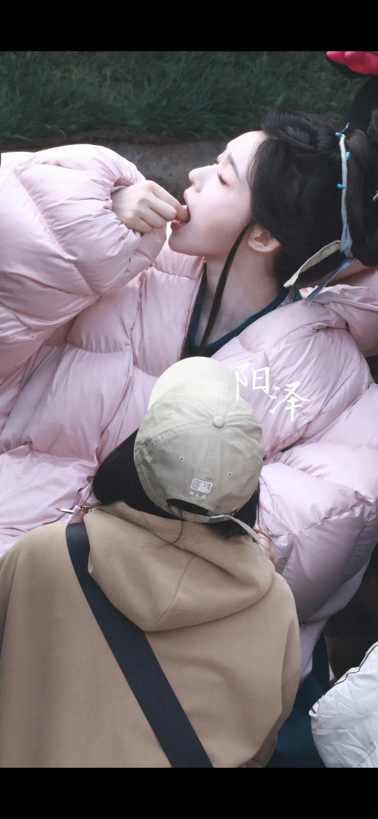 林允 速效救心丸演员也是挺辛苦的，林允都累到吃速效救心丸了，再怎么样还是先以自己