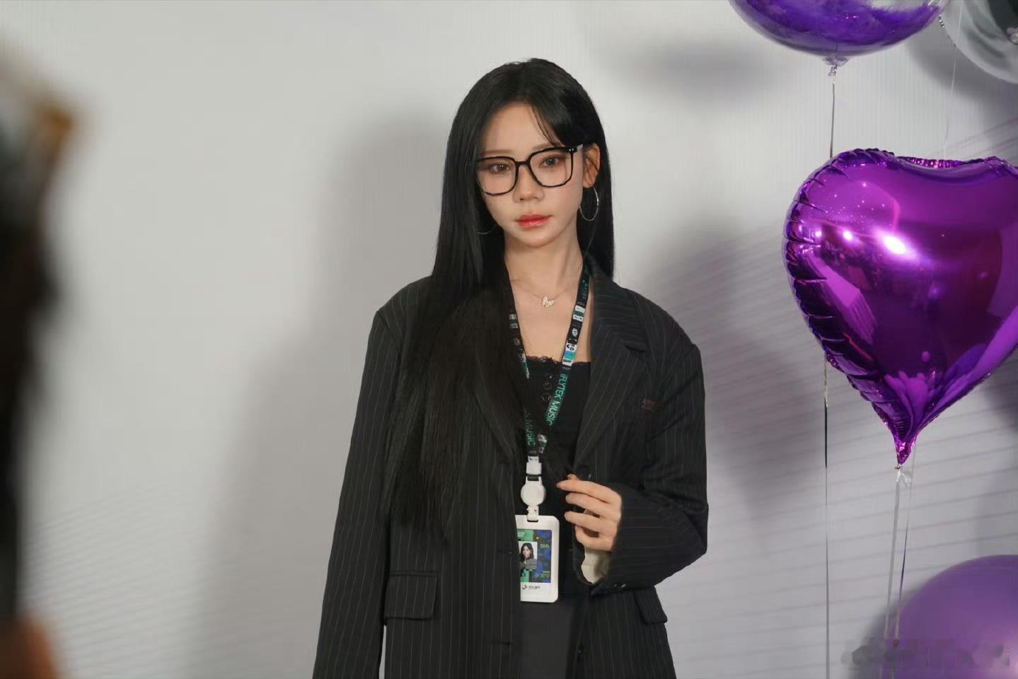 #张紫宁黑色西装好A##张紫宁去大厂上班了#张紫宁黑色西装造型好A，有一种去大厂