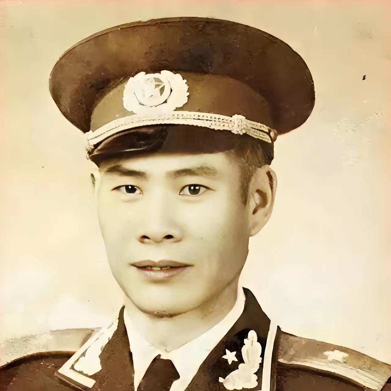 1969年，一个副军长去西安热电厂视察，陪同的厂长在后面点头哈腰，结果，这位副军
