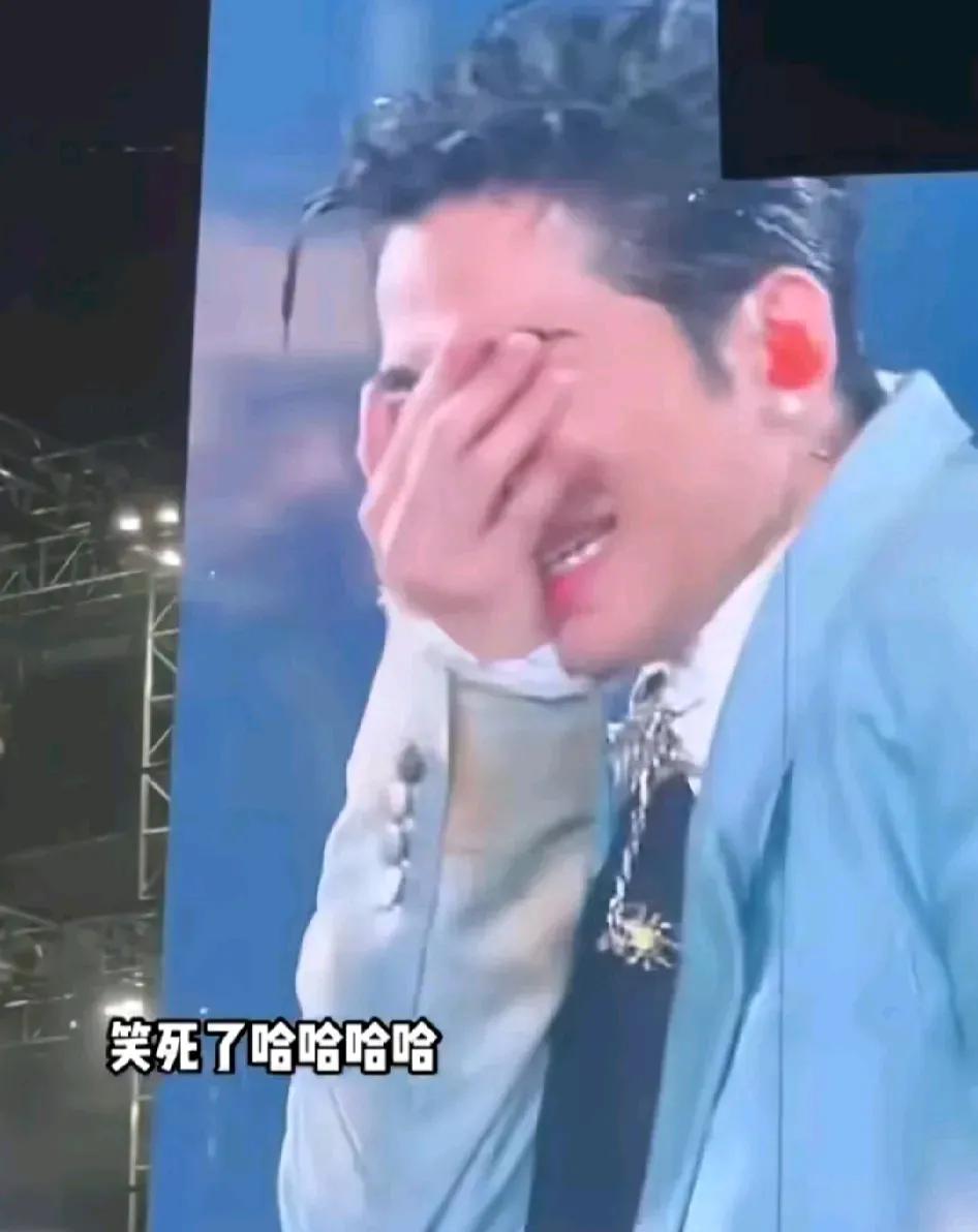 萧敬腾太搞笑了！粉丝求婚他竟然在台上哭得稀里哗啦。更可笑的是他一边捂脸哭一边还颤