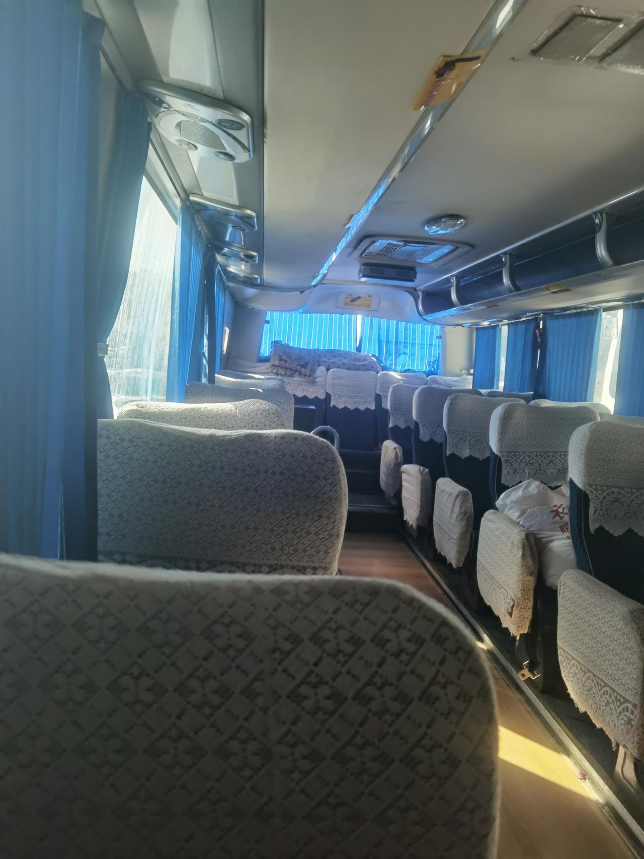 一面单排一面双排第一次坐，中间宽敞的很