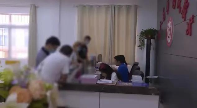 “离谱到家了！”5月29日，湖北襄阳，一对夫妻领结婚证时，竟互不知对方姓名，结果