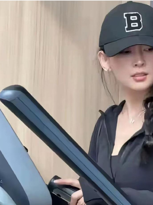 电视上长得美若天仙，现实中一般般。不得不说，明星果然得看生图啊。 