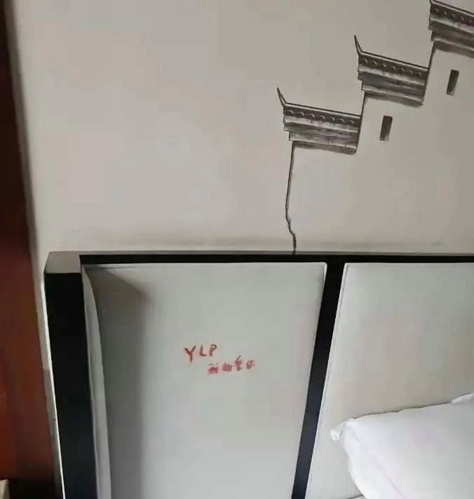 住小宾馆看到的，这也太疯狂了。 