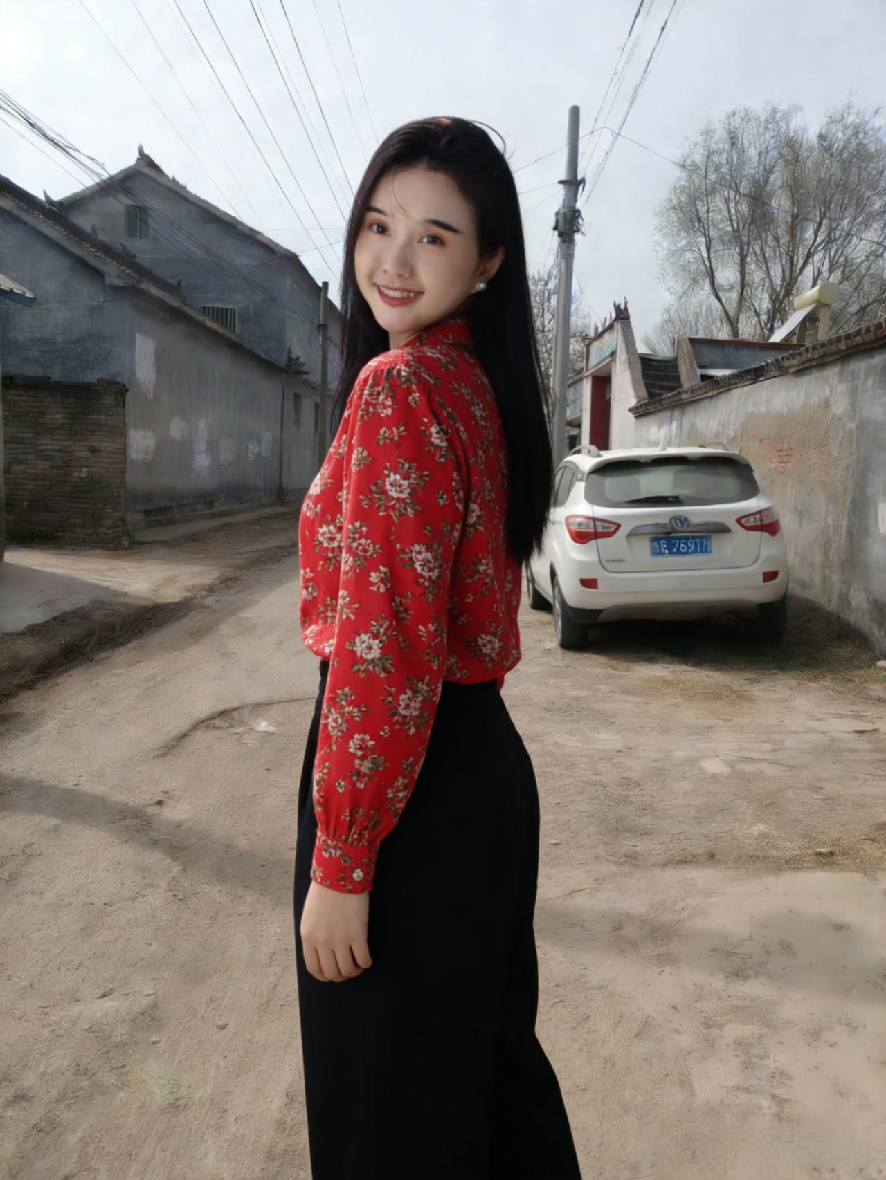 黑裤裁野色，红衫映晴霞。
不语柴门侧，清风自绕花。