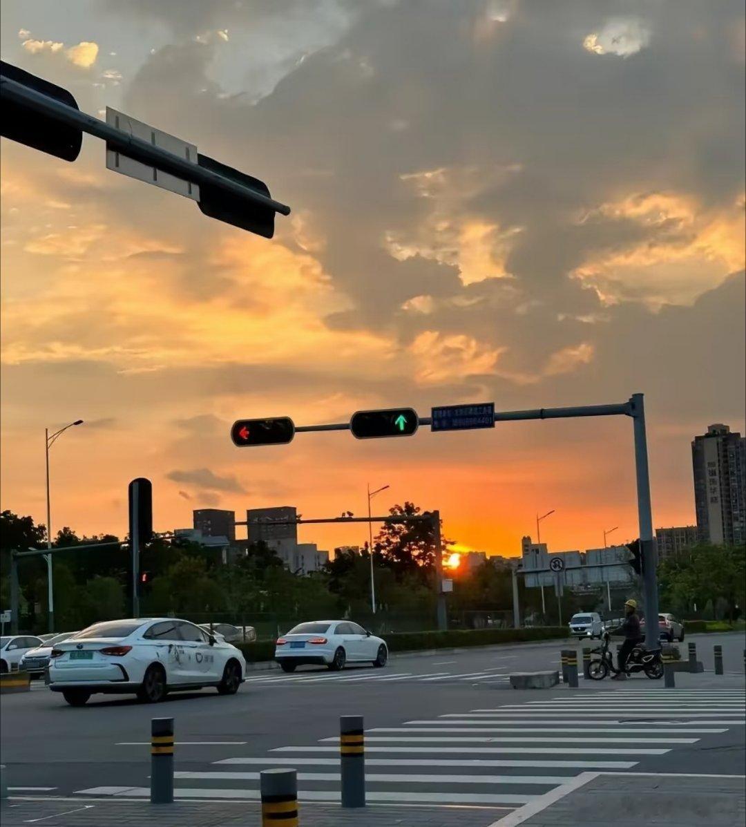 上班是生活，下班是人生，最轻松的时刻，莫过于结束了忙碌的一天，下班的路上，有夕阳