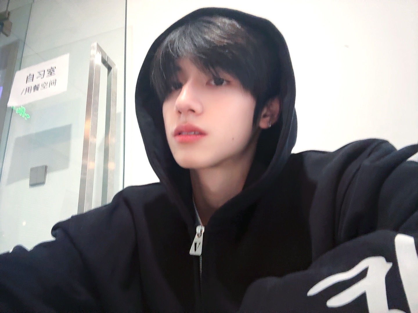 朱志鑫五一素颜营业照，颜值有点绝[666]#陪你过五一# ​​​