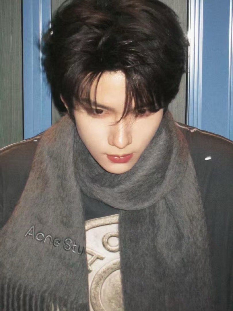 周翊然余承恩同框冰山脸只是余承恩的保护色！那些不经意歪头、抿嘴的瞬间——萌魂攻击