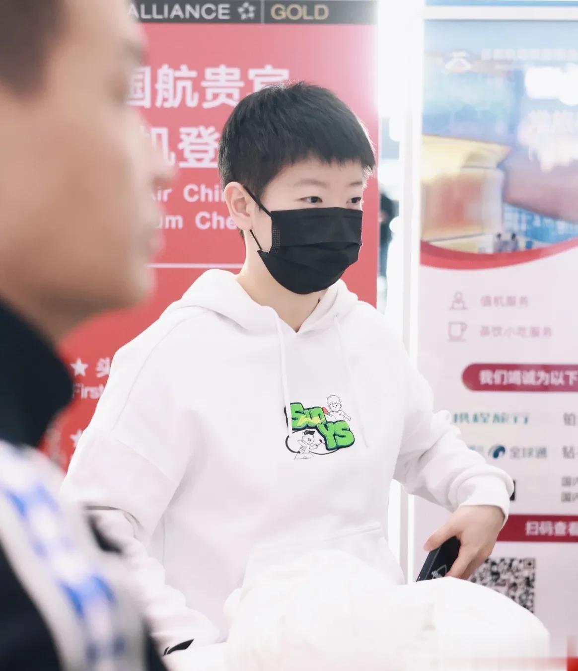 国乒出发成都训练基地
#孙颖莎# 软乎乎的糯米团子，莎莎大赛前必剪头发，从不放低