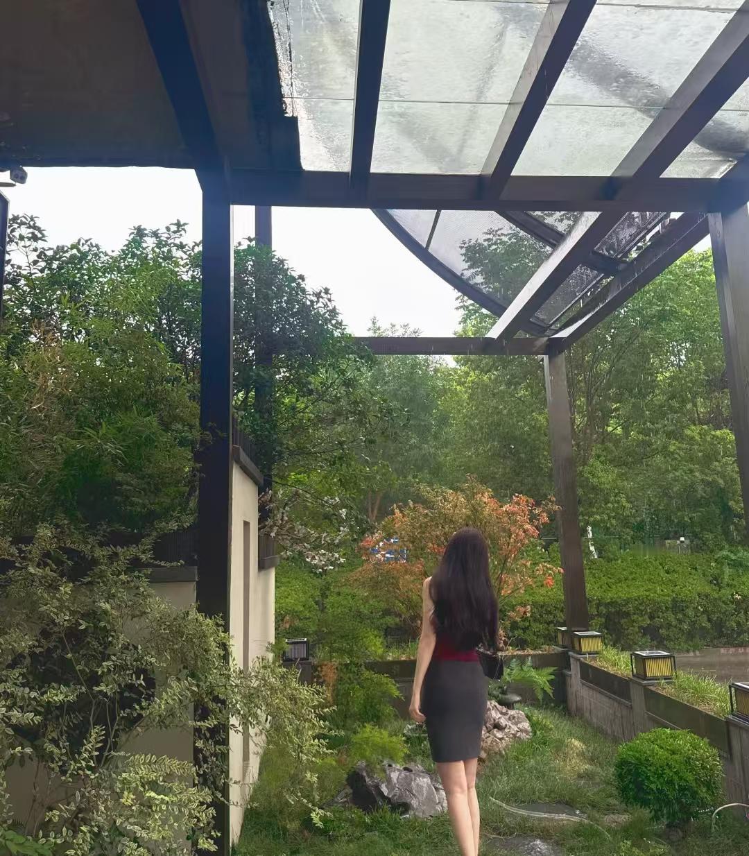 人在无助的时候需要的是共情，
而不是大道理，我需要的是靠山，又不是判官。
现在我