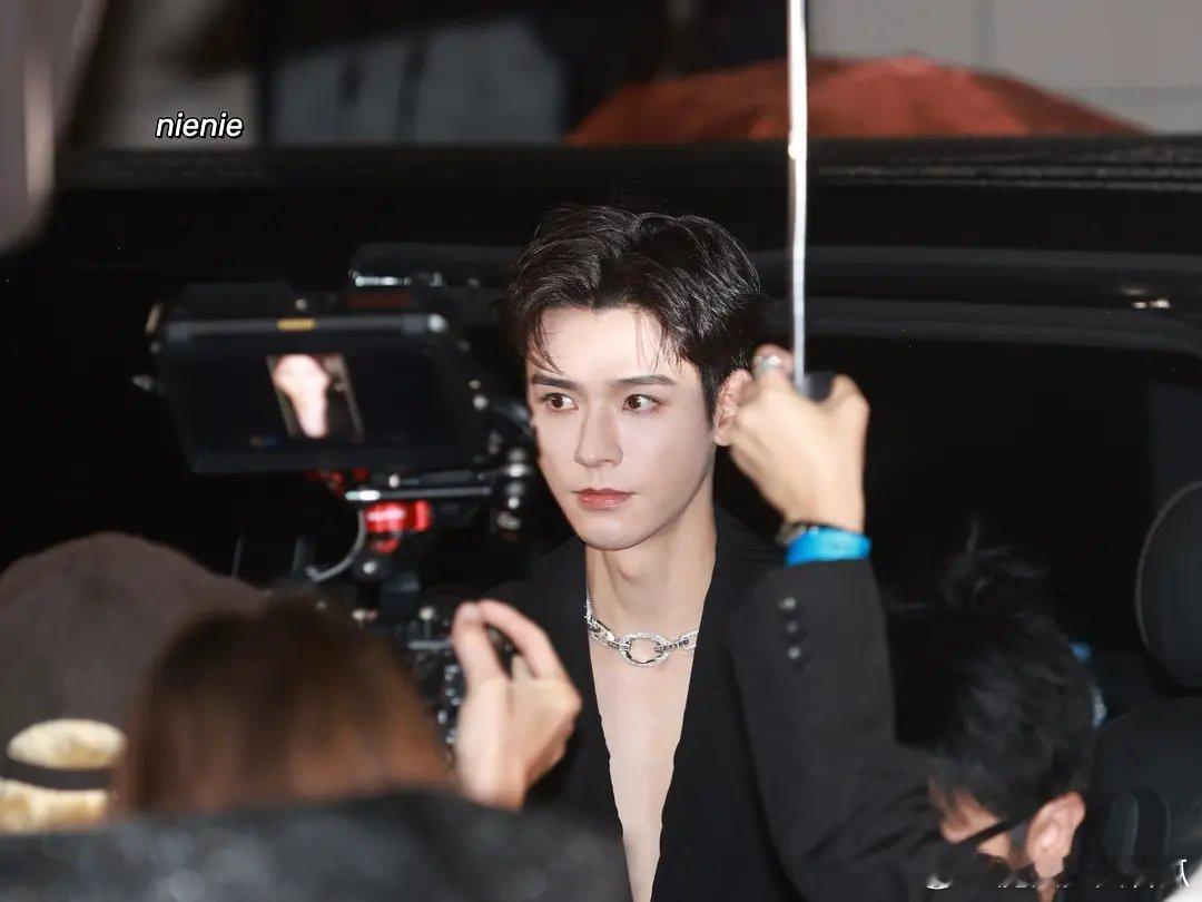 龚俊这张脸确实让人无话可说，无论什么灯光都是OK的 ​​​