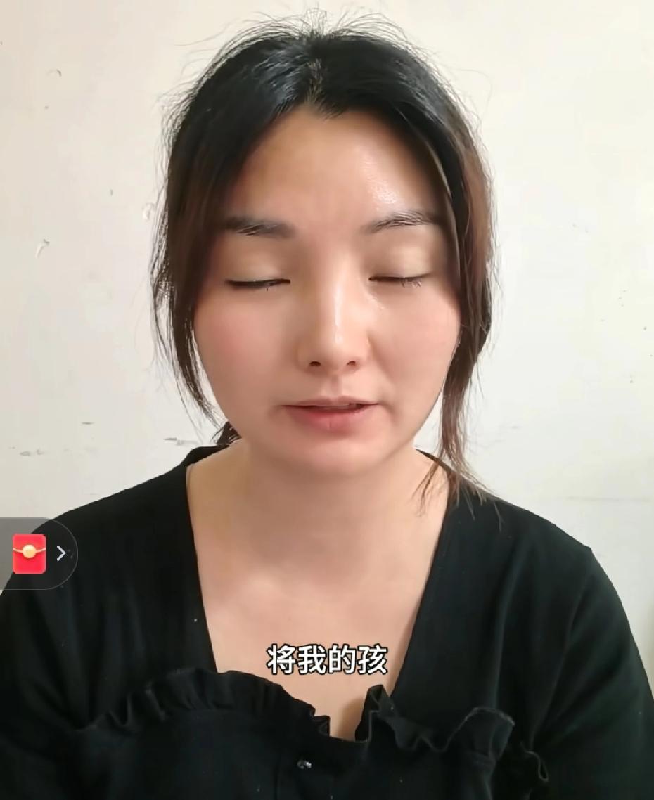 让人感到吃惊的是琪琪的爷爷奶奶也和刘江、许金花生活在一起。

许金花打琪琪的时候