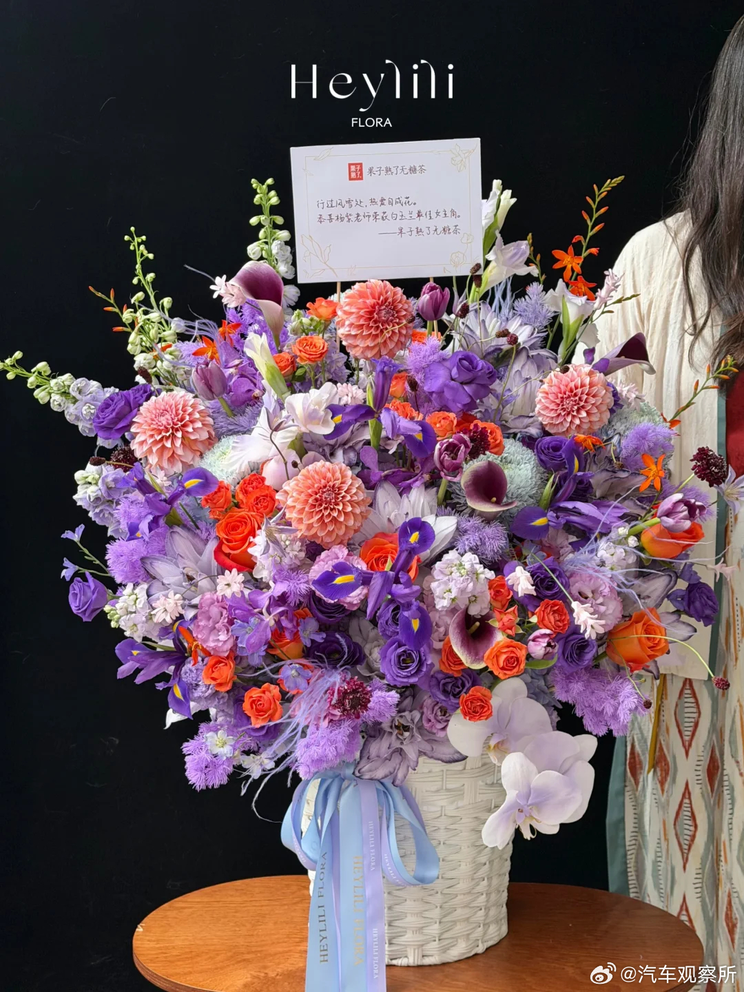 【多品牌送紫色花束为杨紫庆功】举办白玉兰视后庆功宴，网友统计多品牌为杨紫送来紫色