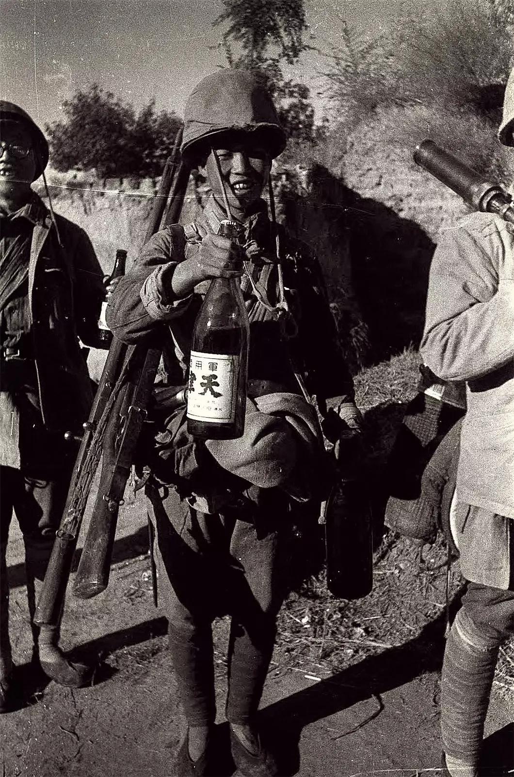 1944年的延安，八路军战士展示缴获鬼子的战利品。————摄影:哈里森·福尔曼