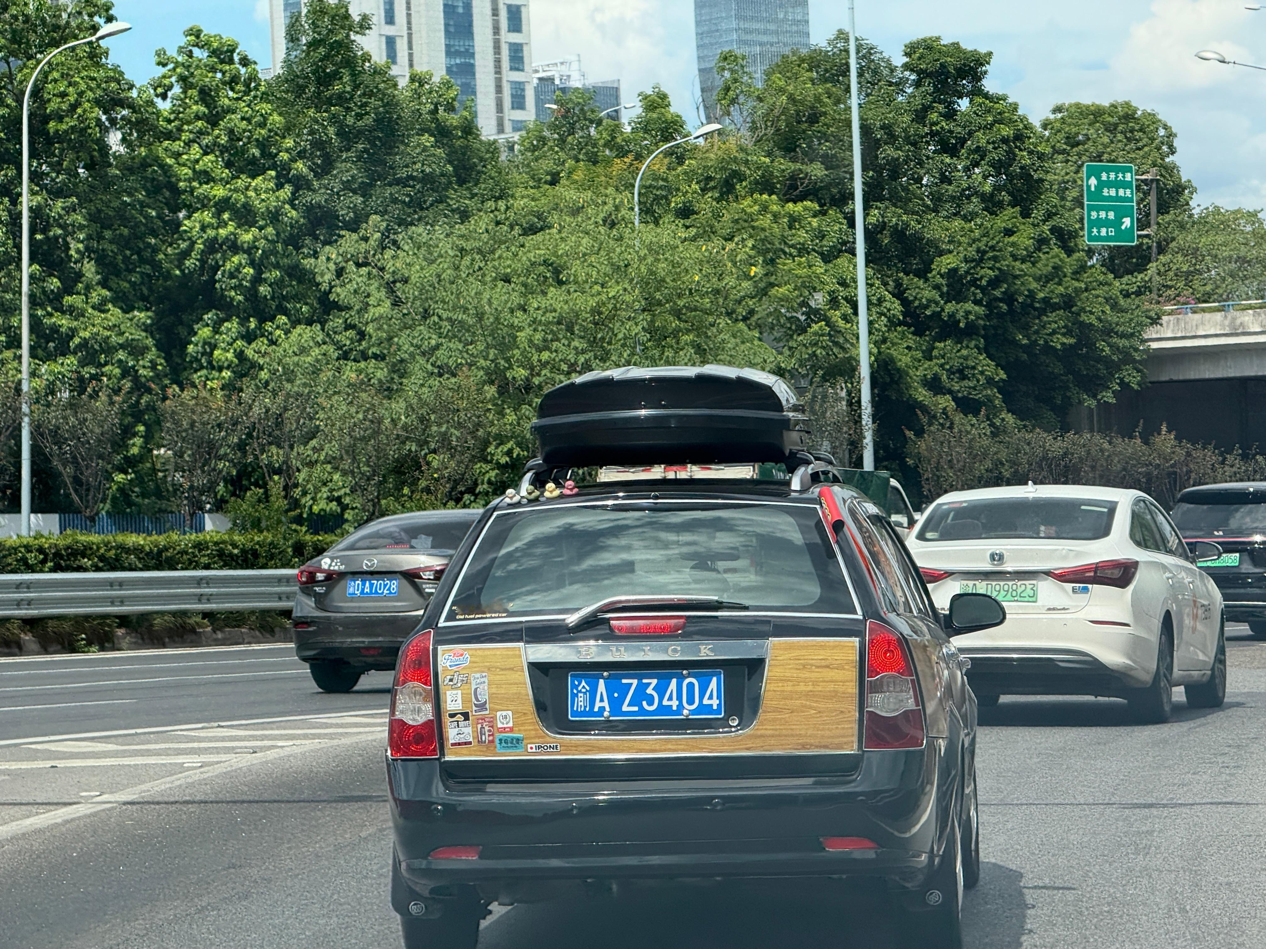 重庆还是挺会玩儿的，woody范儿配别克，虽然说是韩系血统吧，但是也能算是半个美