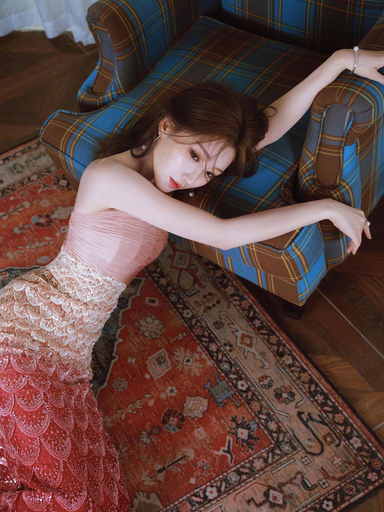 毛晓彤渐变鱼尾裙毛晓彤红色鱼尾裙再攀高峰！盛典上如一朵盛开的烈焰玫瑰，裙摆丝滑质