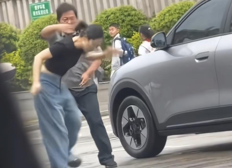 福建一女子与保安起冲突，在脚踢保安之后反被扇耳光，那涉事保安的行为，又是否是正常