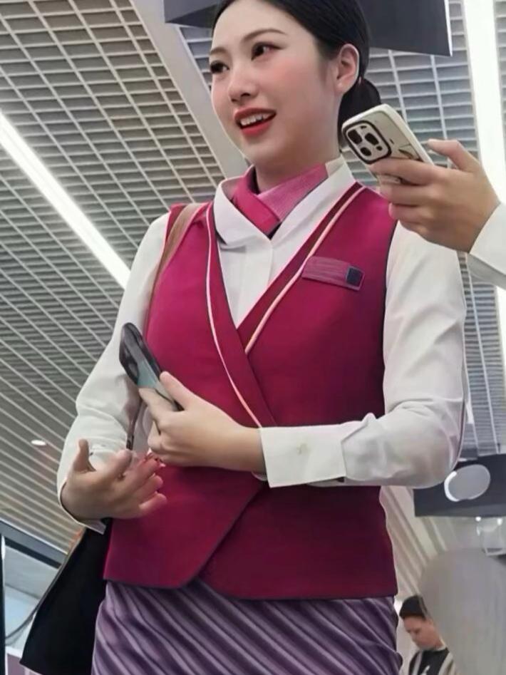 元气满满的空乘小姐姐，微笑迎接每一位旅客！😊🛫️💼