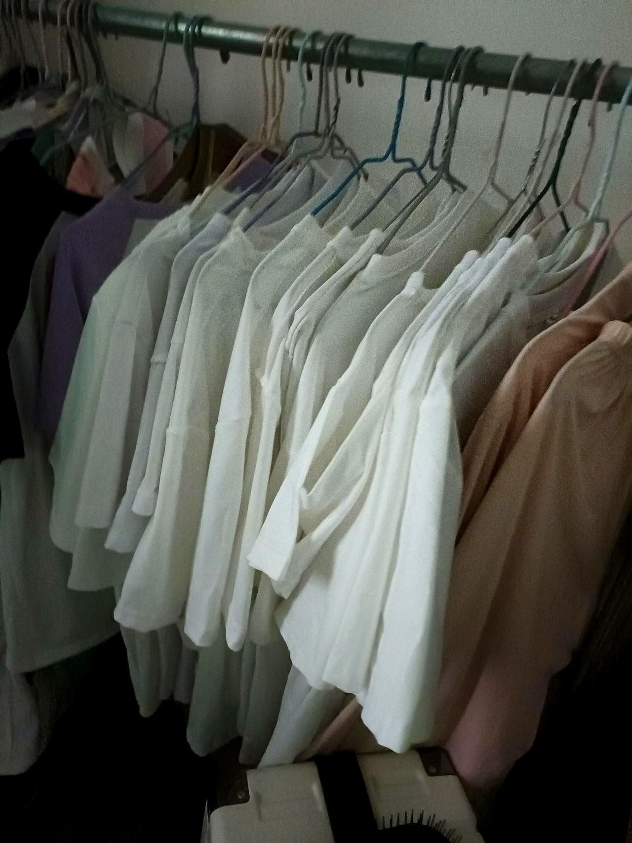 五块钱的“纯棉”T？
有人一口气囤了五十多件。

线下十五到三十五，拼多多五十件