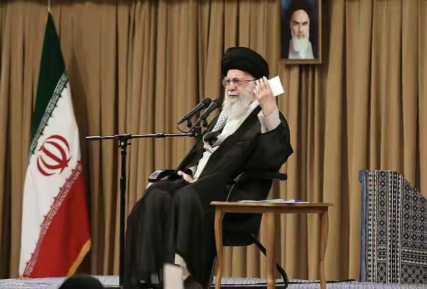 伊朗政府宣布哈梅内伊遇难！
其离世之态蹊跷又诡异，
竟在官邸与高级将领开会时出事