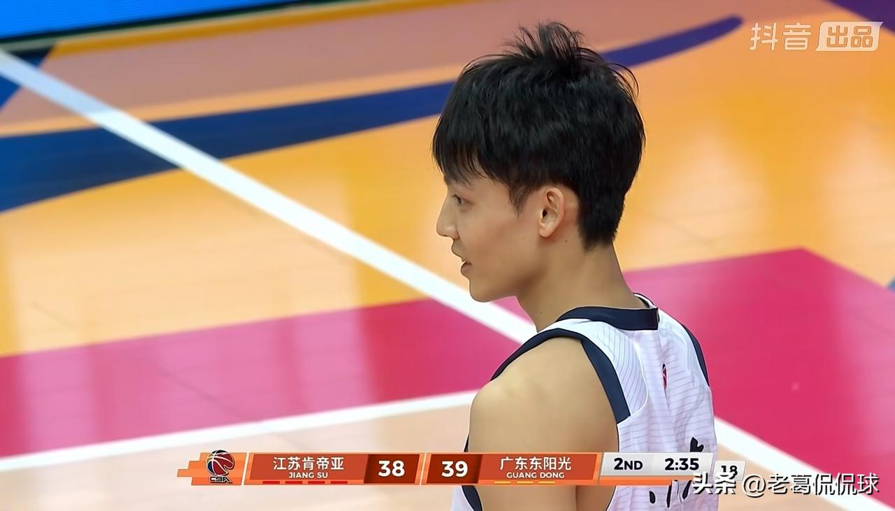 广东东阳光巨星徐杰真是球队的拯救者！在今天广东东阳光客场挑战江苏肯帝亚的比赛中，