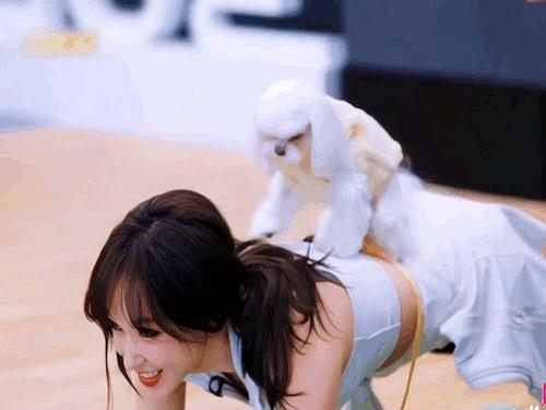 程潇后背上的“东西”，让全网不淡定了。
 
她整个人俯趴在瑜伽垫上，后背拱起一道