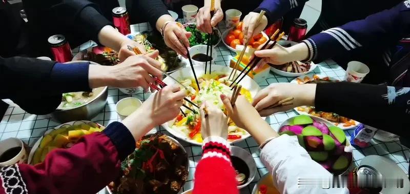 看到“开开心心庆团圆”这个上联，我也来了兴致。对联讲究对仗工整、平仄协调。“开开