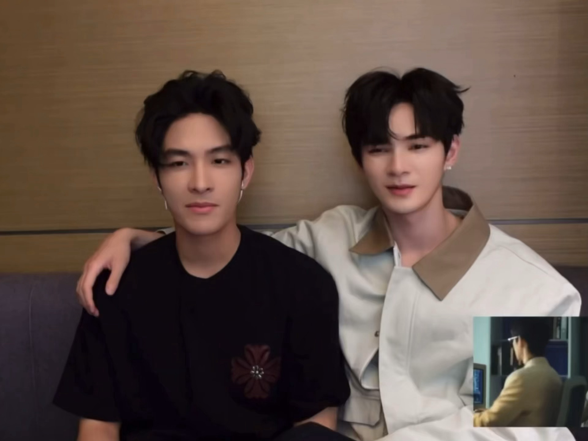 剧和现实一结合更好吃了...朝朝的文案是"Sam"第8集里小黑狗还在醋之前初叁和