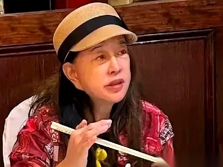 我们小区门口那个卖菜苗的老太太，83了。
真的，83了。
那脸，黑里透红，跟地里