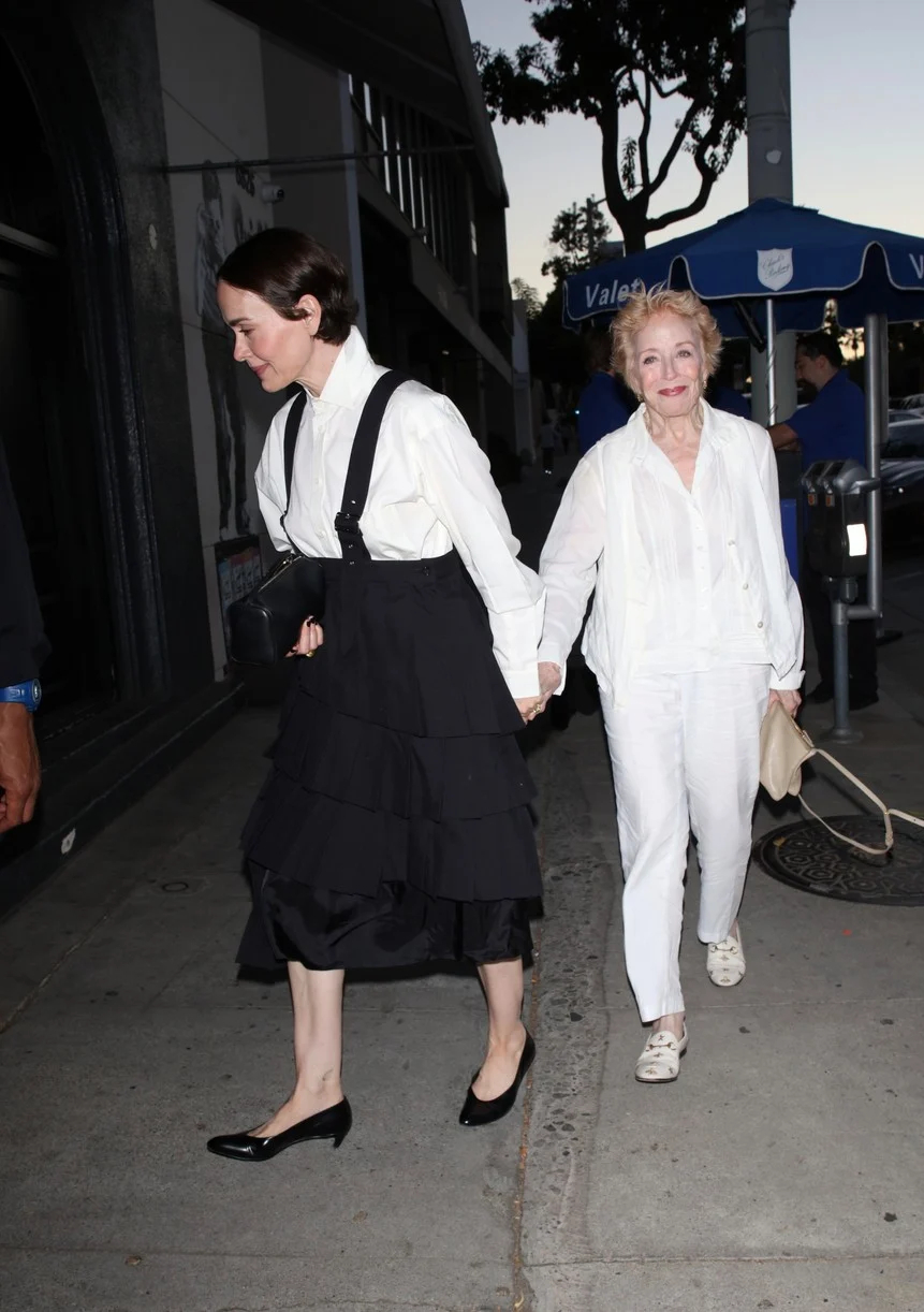 Sarah Paulson和爱人Holland Taylor 14日西好莱坞外出