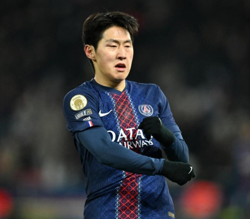 韩国联合通讯社援引法国媒体Foot Mercato消息，由于巴黎圣日耳曼拒绝放人