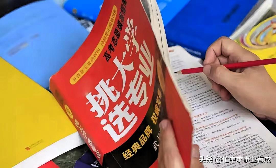 朋友的公司有一个外界标签的名师——张雪峰，在外界看来，这名师就是那种强势的，不达