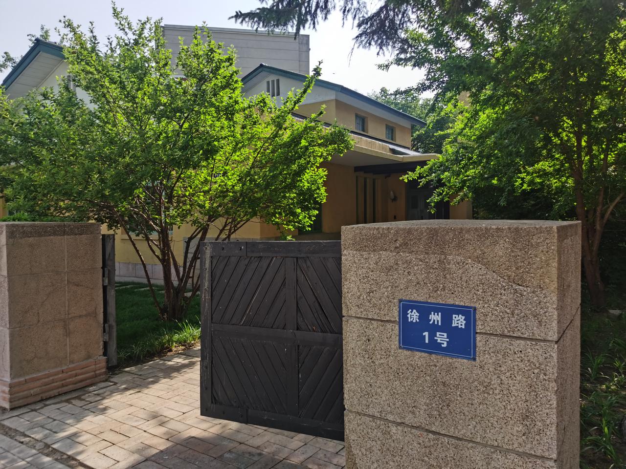 胡同长春丨王大珩长春故居

近日走进工农二胡同，看到王大珩长春故居院落并没有关门