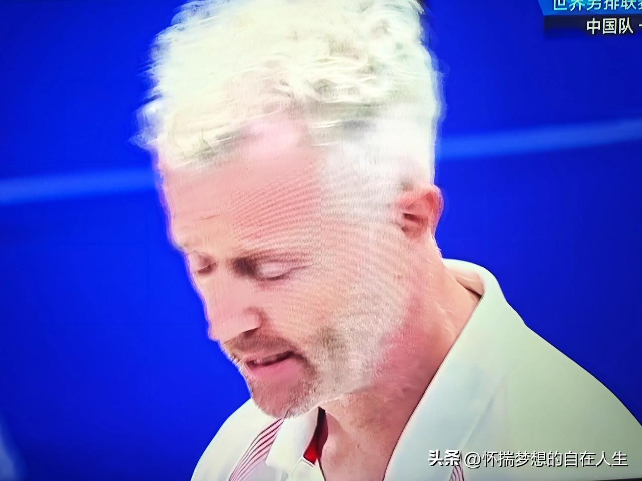 世界男排联赛，中国男排以0比3败给了阿根廷男排。这场比赛，主教练海宁一直试图通过