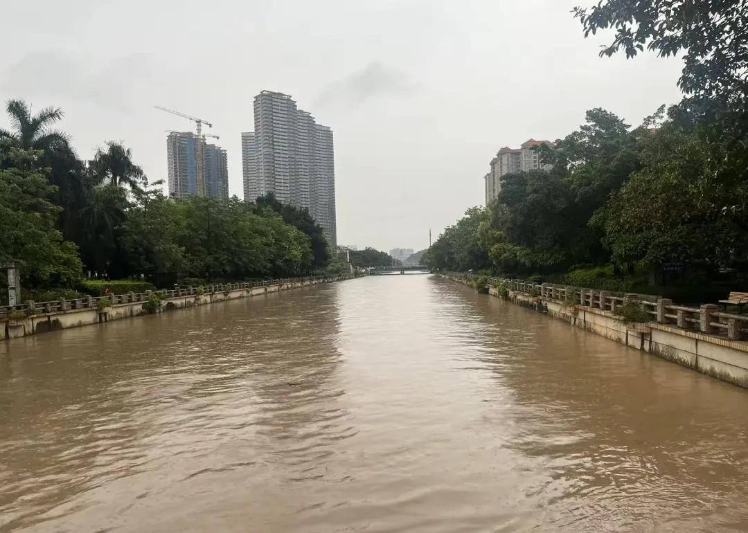 6月28日早上黄埔乌涌水位暴涨
经过一夜的大暴雨
黄埔乌涌水位暴涨
​你那里有水