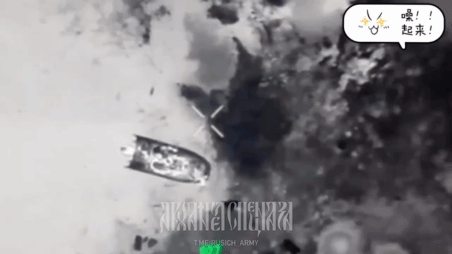 第聂伯河上的轰炸。乌军突击队搭载冲锋舟，从赫尔松右岸穿越第聂伯河到左岸，从上船一