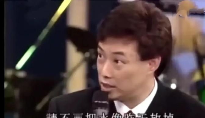 有一次，费玉清在日本女友家留宿，女友早早地就帮他把洗澡水放好了，结果还没等费玉清